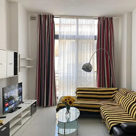 Bright And Spacious 2 Bedroom In St Julians, Steps From Spinola Bay *