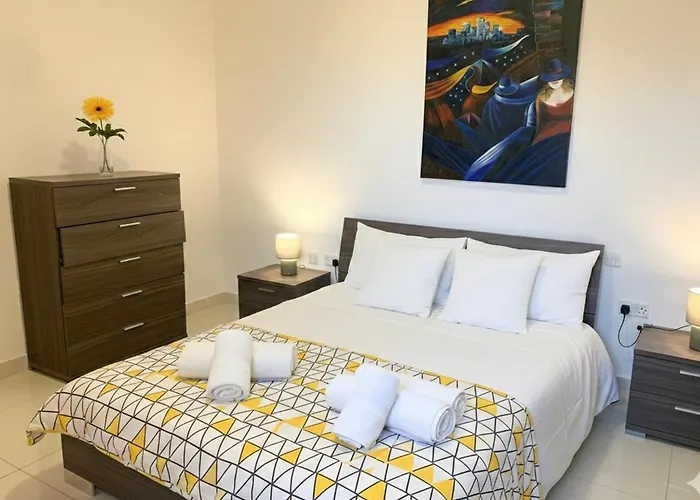 Bright And Spacious 2 Bedroom In St Julians, Steps From Spinola Bay *